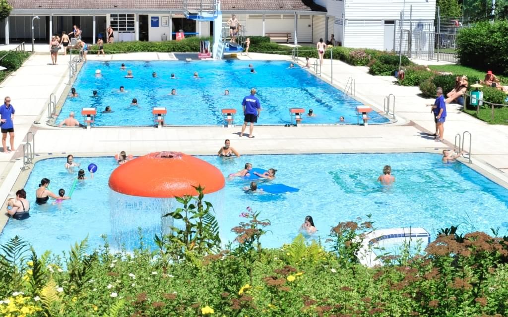 Besucher und Bademeister im Waldfreibad