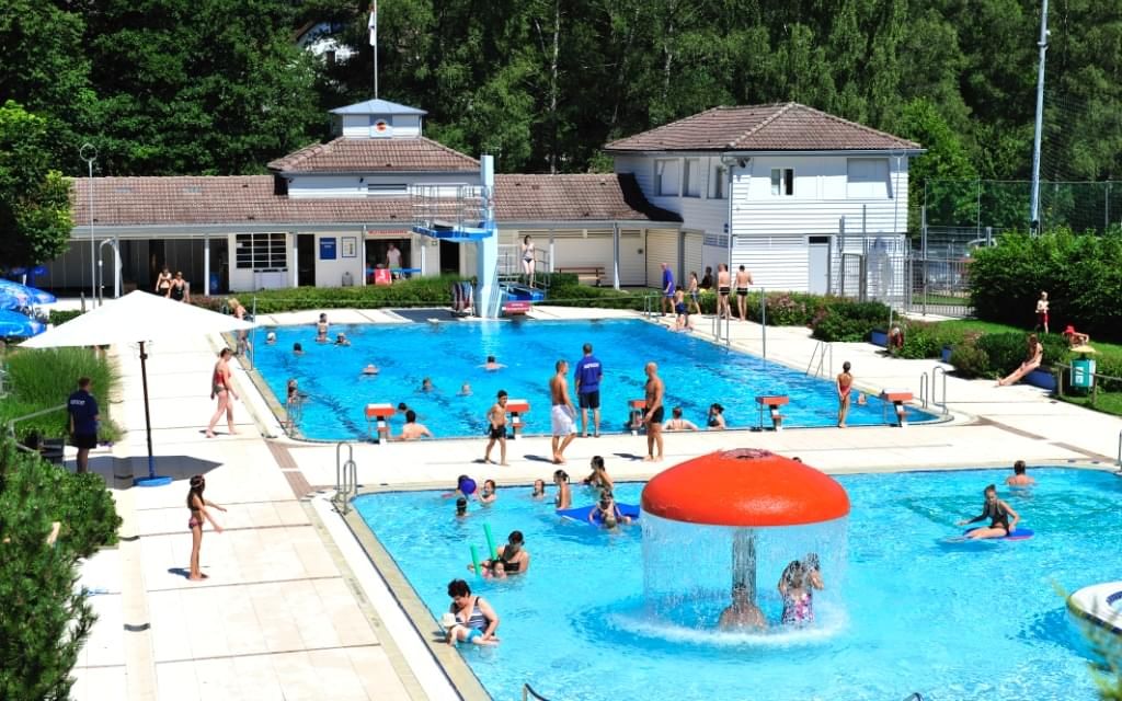 Schwimmbecken mit zahlreichen Besuchern