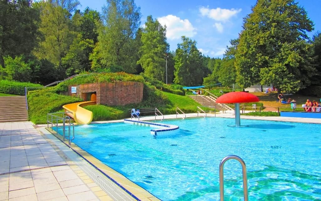 Schwimmbecken des Waldfreibads