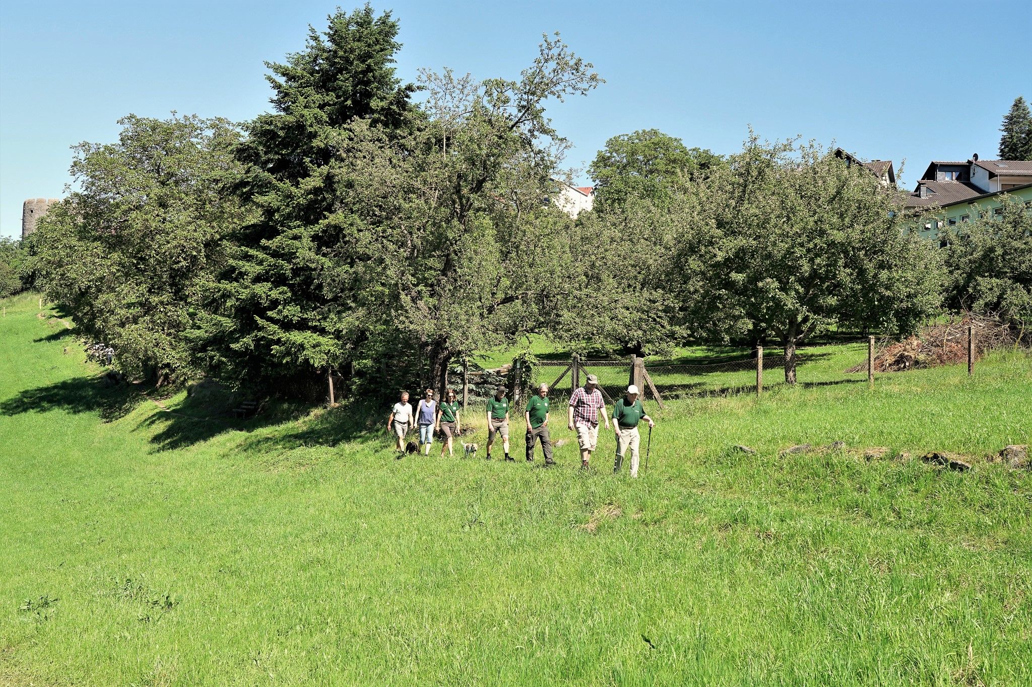 Wandergruppe auf dem Pfad der Geschichten in Fischbachtal