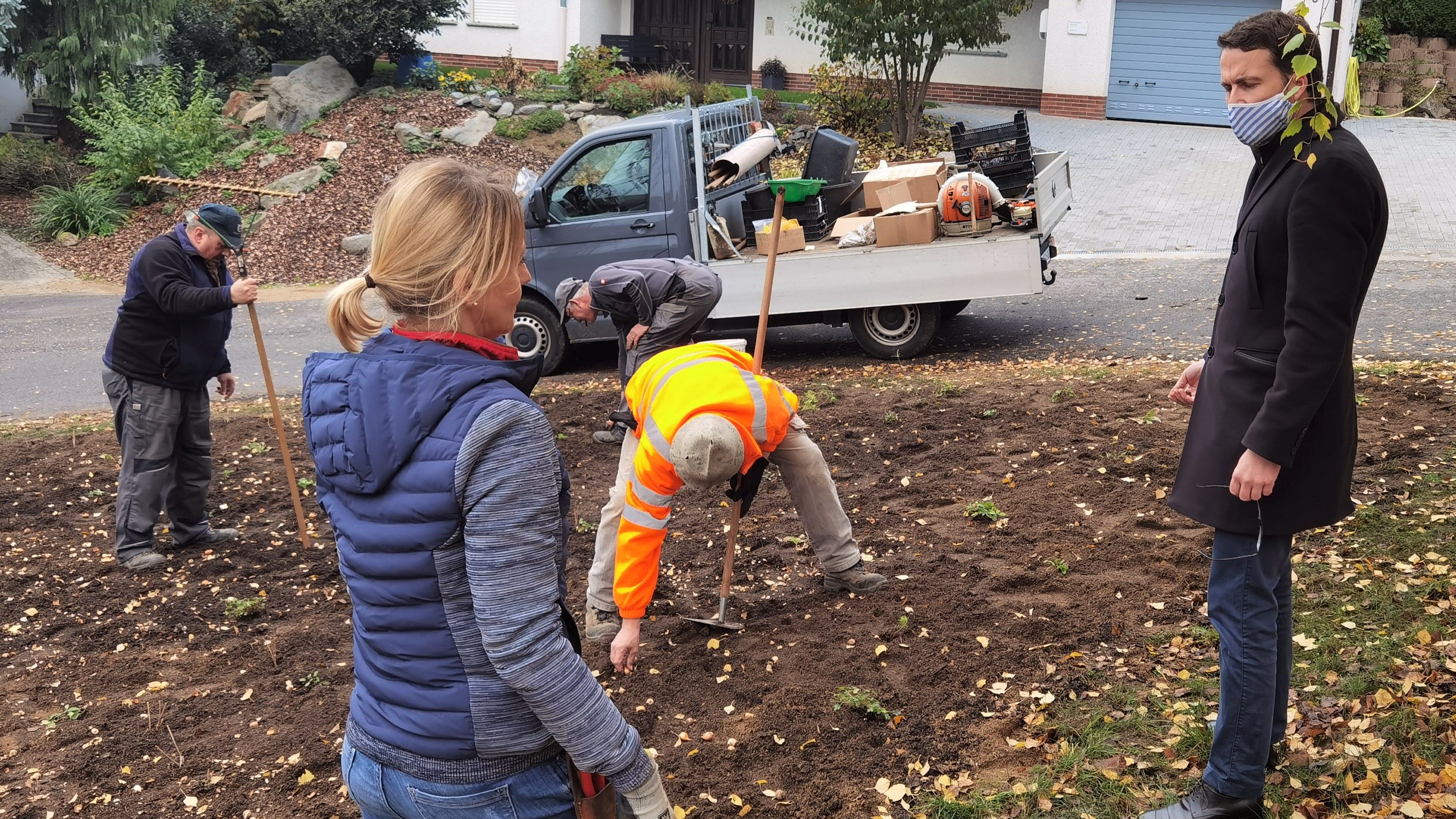 Beim Bepflanzen einer Blühwiese in Steinau