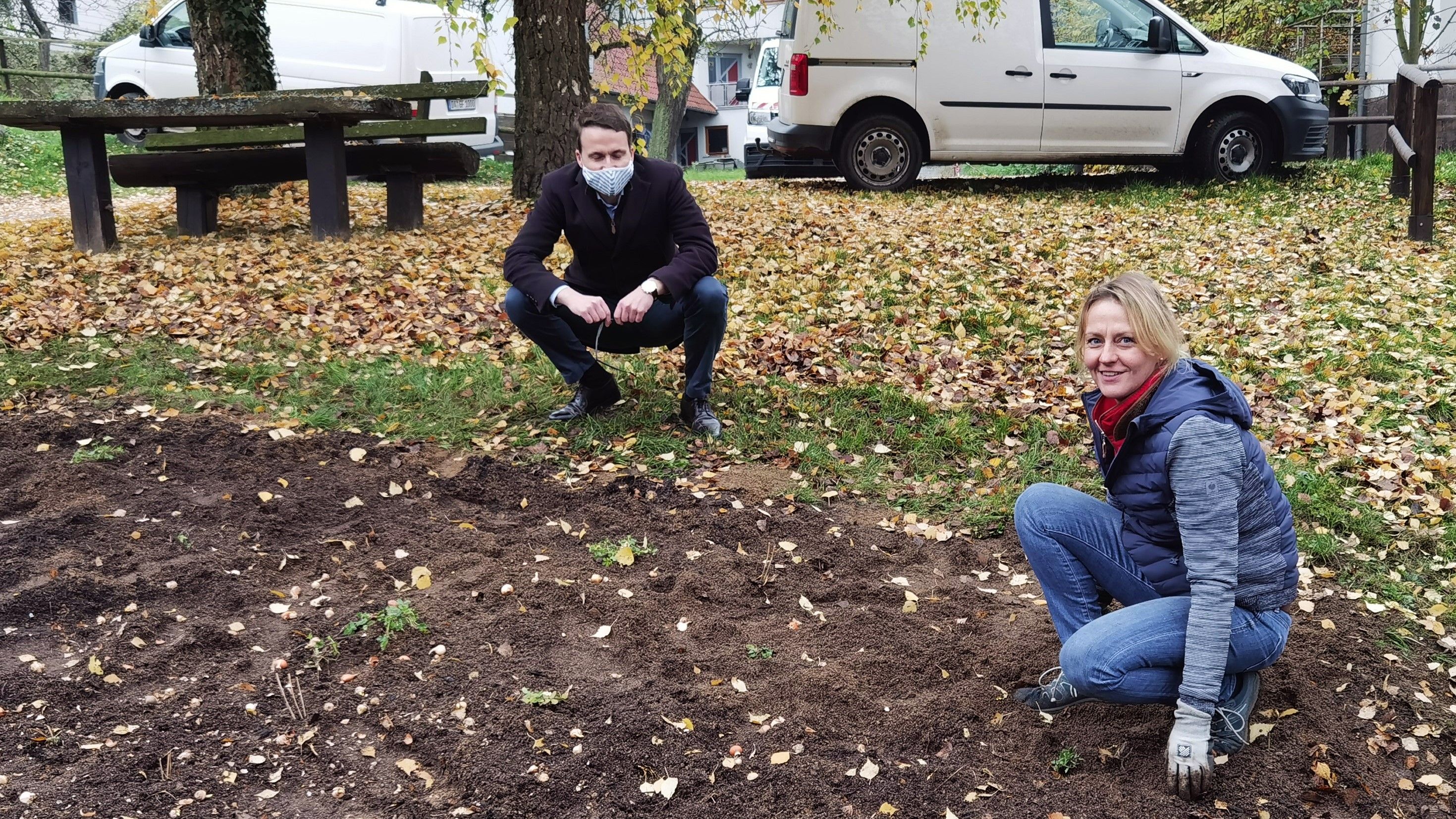 Frau Dr.  Distler und Bürgermeister Thoma an der zukünftigen Blühwiese in Fischbachtal-Steinau